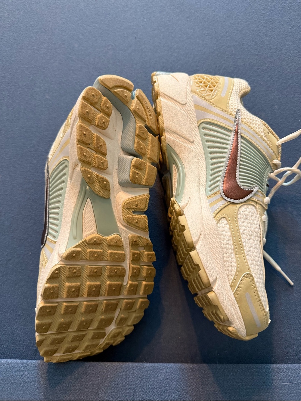 Men/Women’s Nike Vomeros. Brown, tan and mint green/blue. Mens 8, womens 9.5 - Picture 4 of 5